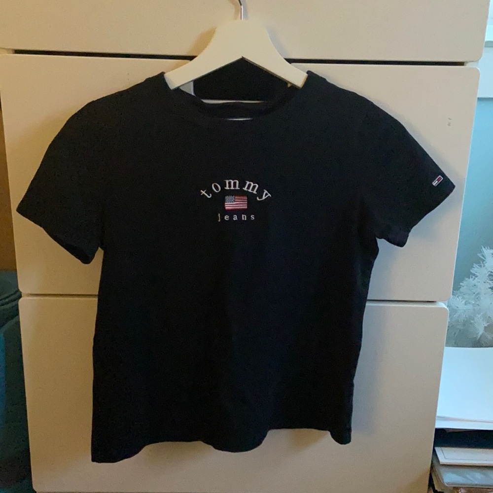 black tommy jeans t-shirt